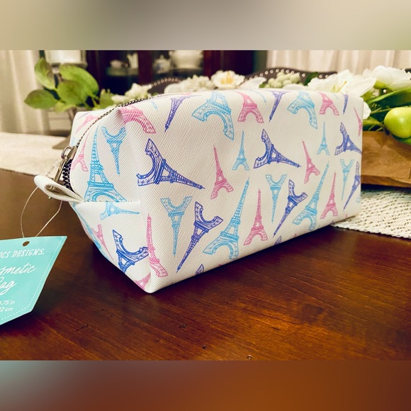 NWT! Cosmetic bag with zipper. White color with Paris design. - Picture 3 of 9